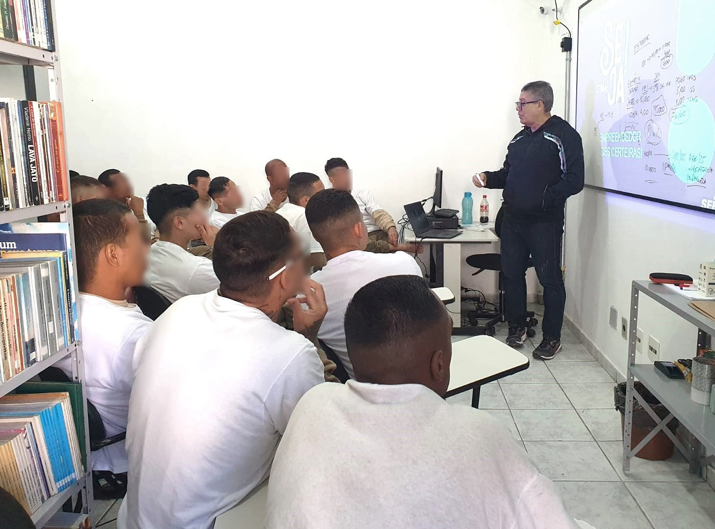 Reclusos mostram grande interesse pelas orientações passadas no curso Sebrae no CDP de São Bernardo do Campo
